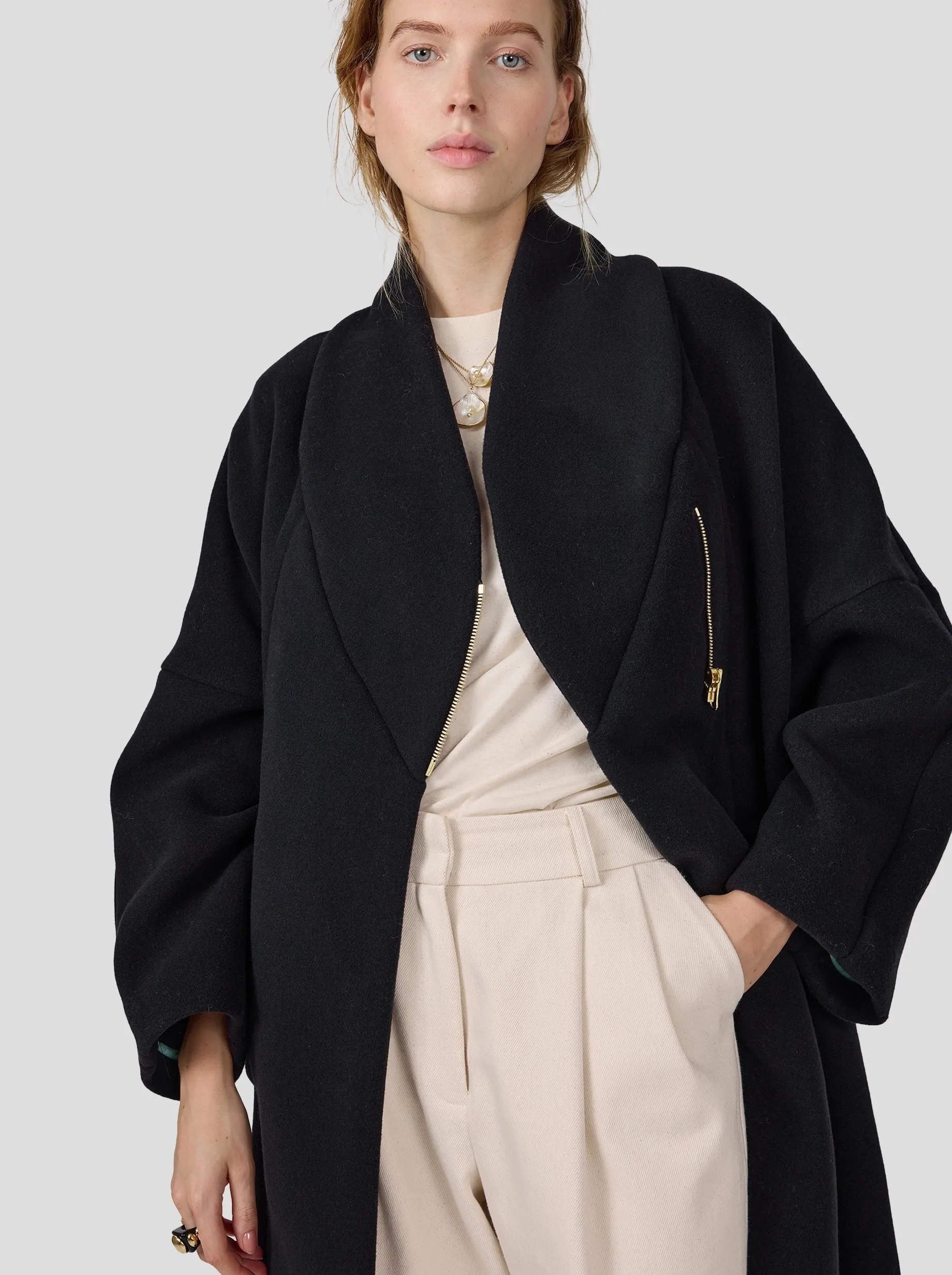 Eren coat in black woolen fabric and cashmere