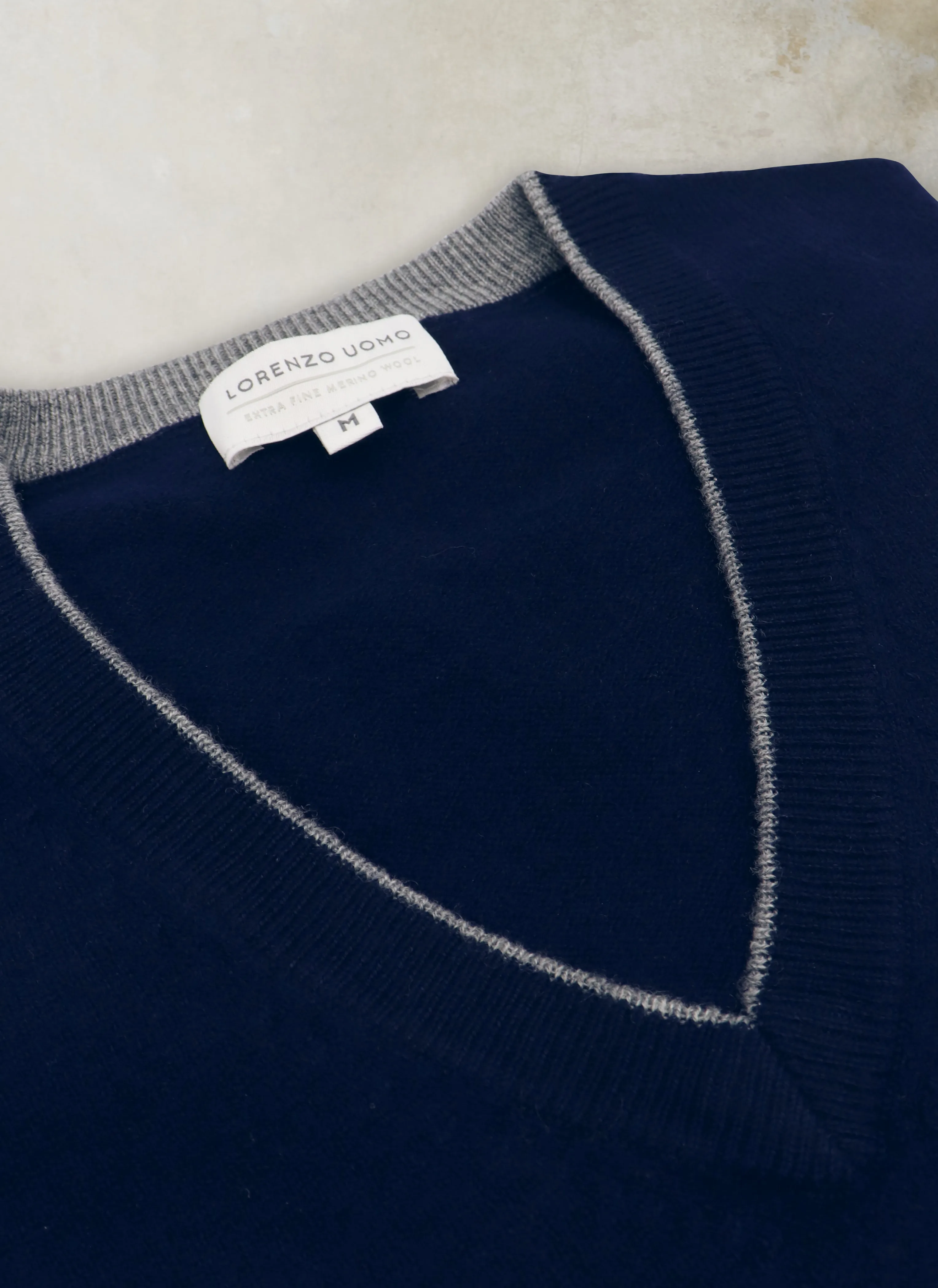 Men's Melbourne Contrast V-Neck Extra-Fine Pure Merino Wool Sweater in Navy