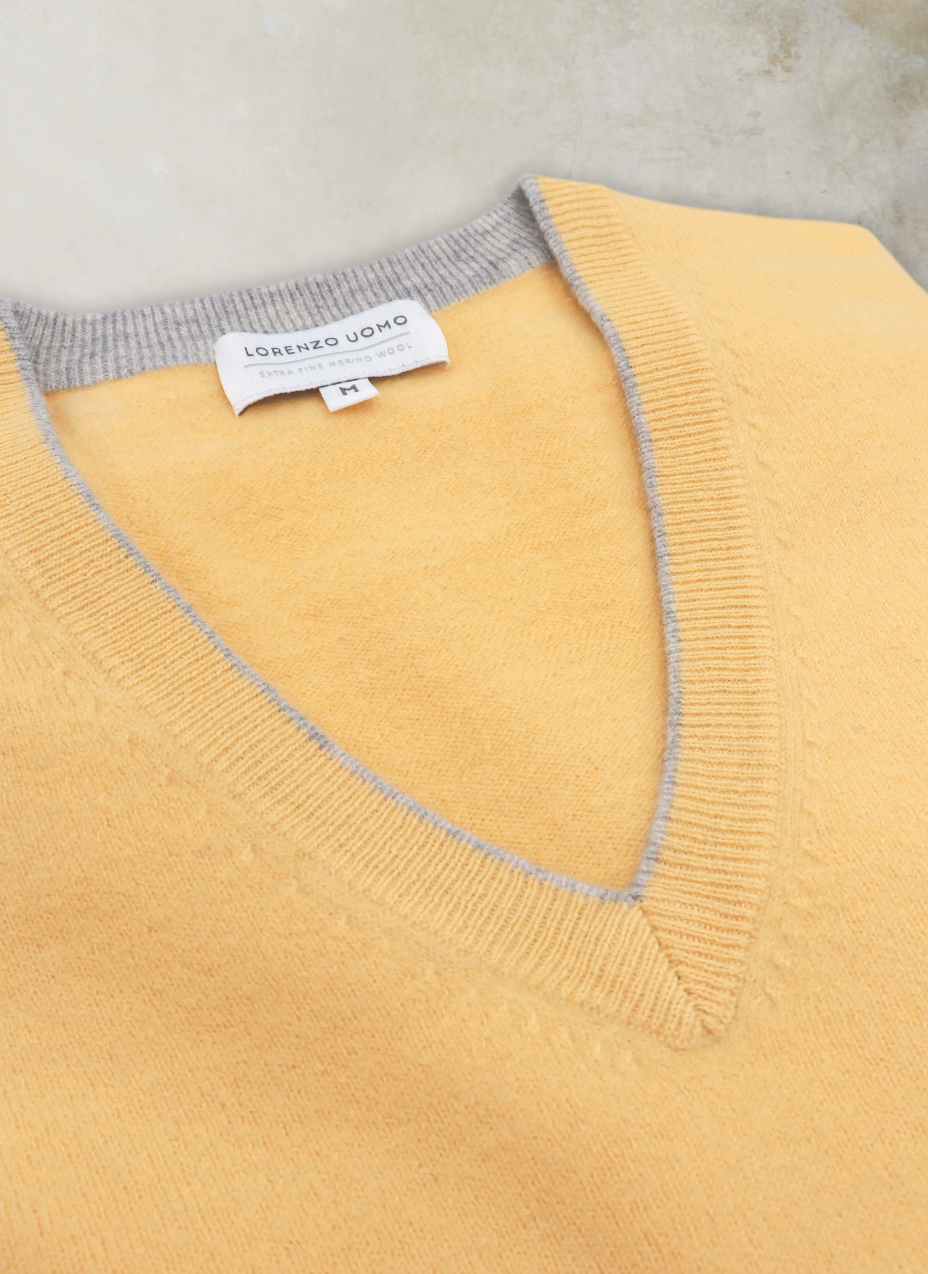 Men's Melbourne Contrast V-Neck Extra-Fine Pure Merino Wool Sweater in Yellow